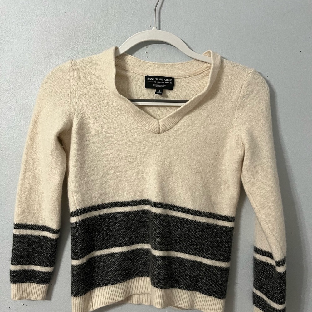 Banana Republic Women's Cream and Gray Sweater Size Small Italian Yarn